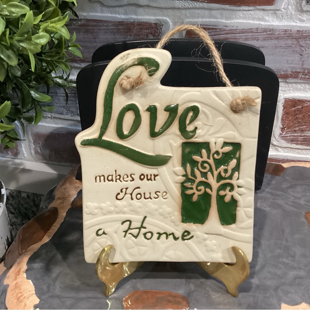 🟢 Ceramic crafted - Love makes our House a Home - Very Gently Used